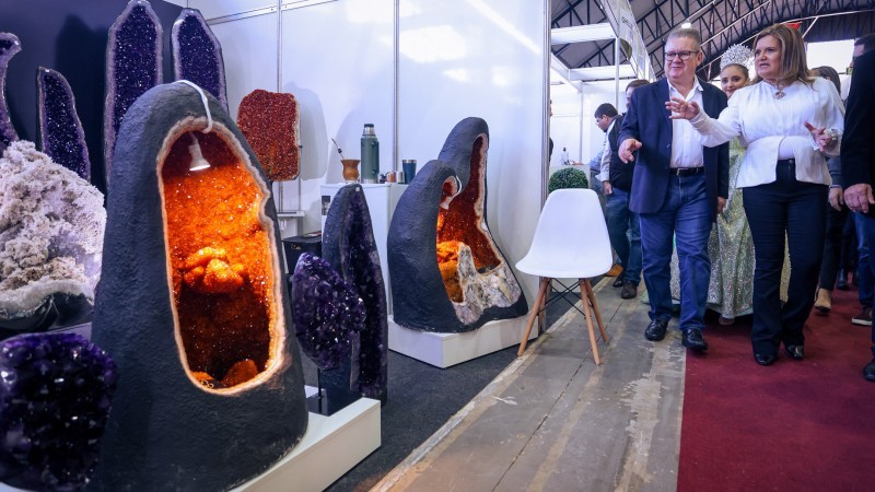 Governador Ranolfo e a prefeita de Soledade, Marilda Borges Corbelini, circulam pelos corredores da Exposol