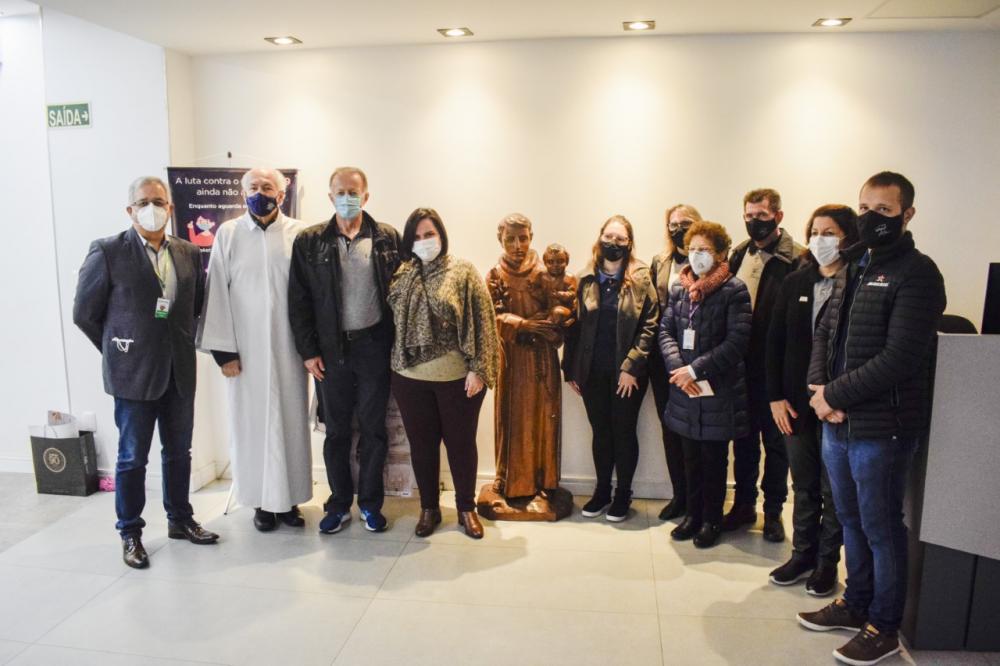 A equipe e a imagem foram recepcionadas pela diretora de divisão hospitalar da instituição, Dra. Roberta Paulikevis Vilas Boas e pelo gerente de relações institucionais, Humberto Godoy. Crédito: Assessoria de Comunicação Hospital Tacchini