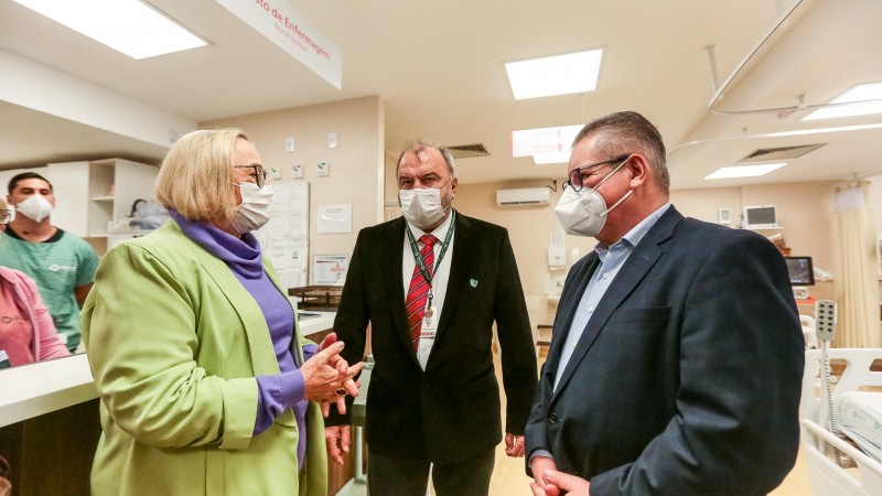 Governador Ranolfo, secretária da Saúde, Arita Bergmann, e o presidente da associação hospitalar, Dirceu Dal’Molin - Foto: Gustavo Mansur / Palácio Piratini