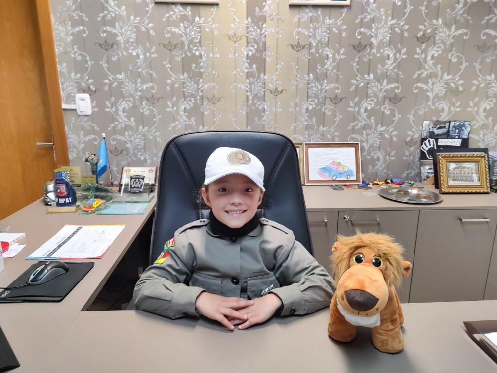 Menina de apenas seis anos pede como presente de aniversário uma visita ao quartel da BM