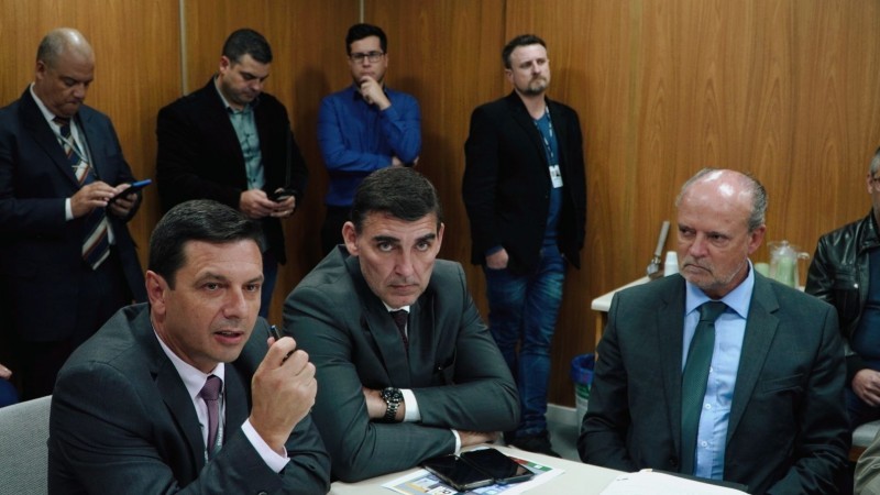 O secretário da Segurança Pública, coronel Vanius Cesar Santarosa (E), conduziu reunião de ajustes para eventos na Capital - Foto: Gregori Bertó / SSP