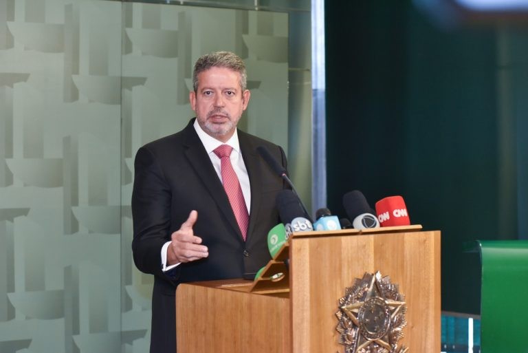 Lira confirma votação do piso da enfermagem nesta quarta-feira