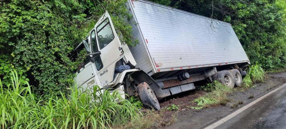 Motorista de Bento perde controle de caminhão e sai da pista na ERS-446