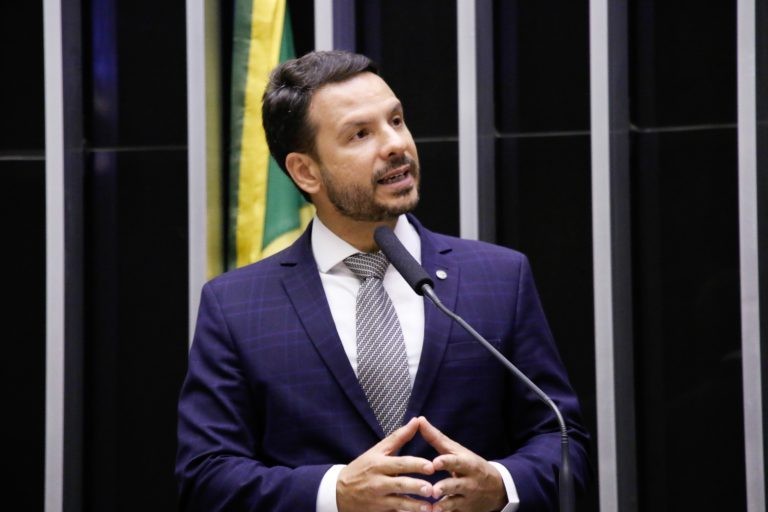 Professor Israel: doação ajuda a diminuir o número de estudantes sem acesso à internet - (Foto: Marina Ramos/Câmara dos Deputados)