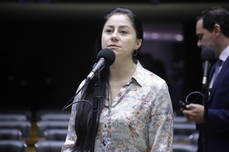 Comissão aprova doação de equipamentos de informática apreendidos pela Receita a escolas públicas