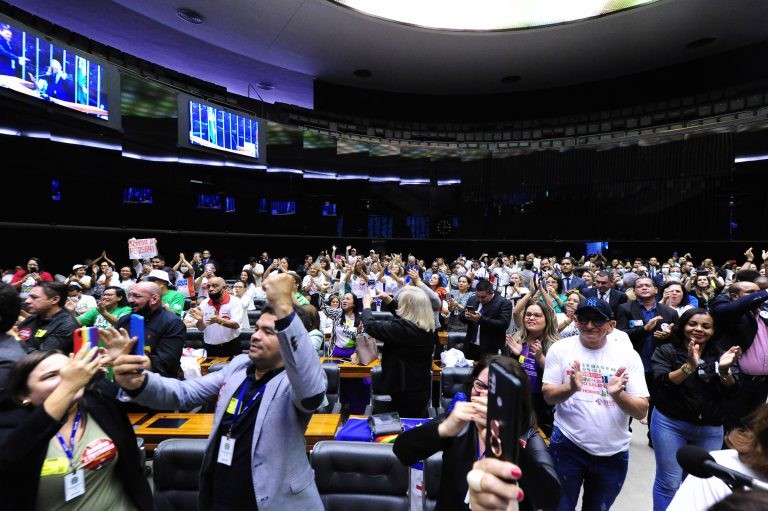 Enfermeiros lotaram o Plenário da Câmara durante a sessão solene - (Foto: Paulo Sérgio/Câmara dos Deputados)