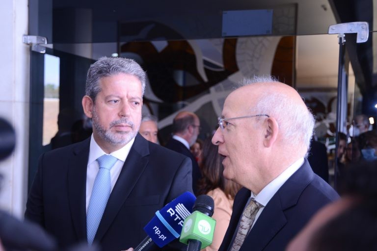 Presidente Arthur Lira (E) durante encontro com o presidente da Assembleia de Portugal (D) - (Foto: Billy Boss/Câmara dos Deputados)