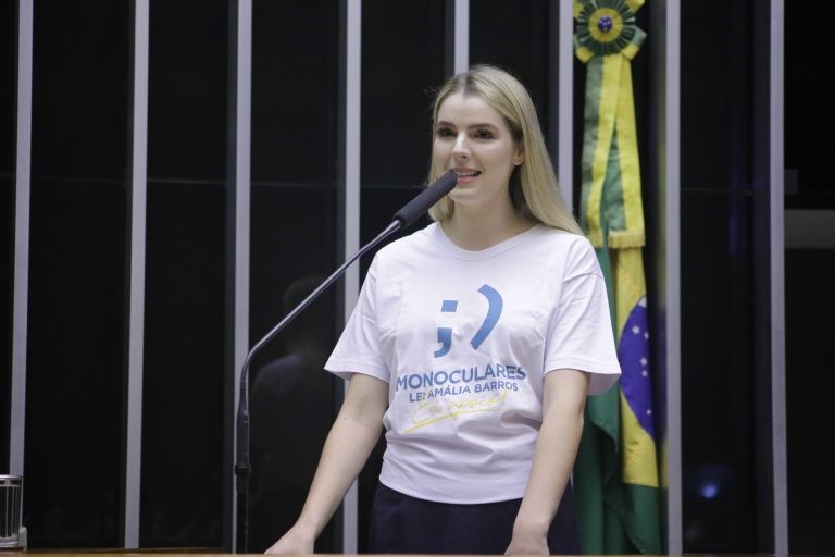 Luisa Canziani, uma das autoras do projeto que cria o Dia da Visão Monocular - (Foto: Paulo Sérgio/Câmara dos Deputados)