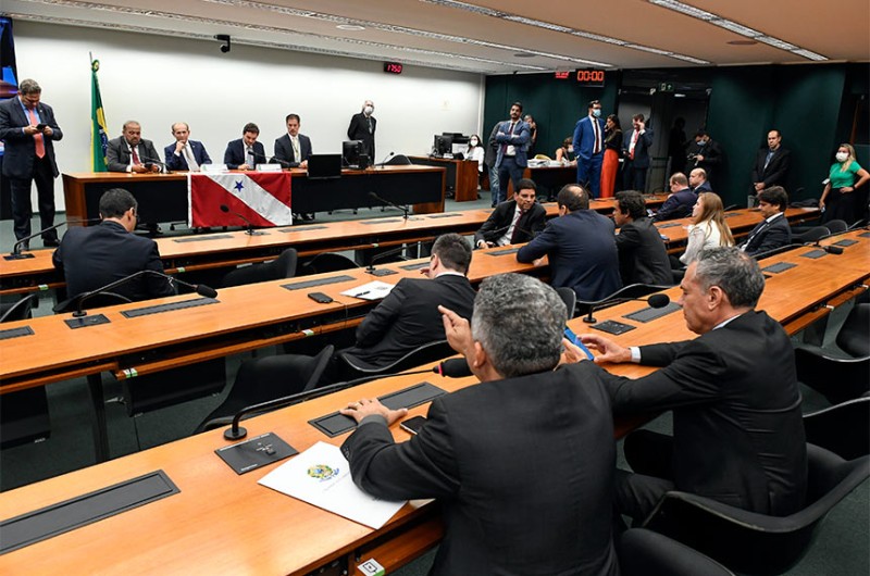 A Comissão Mista de Orçamento (CMO) durante reunião na quarta-feira - Jefferson Rudy/Agência Senado