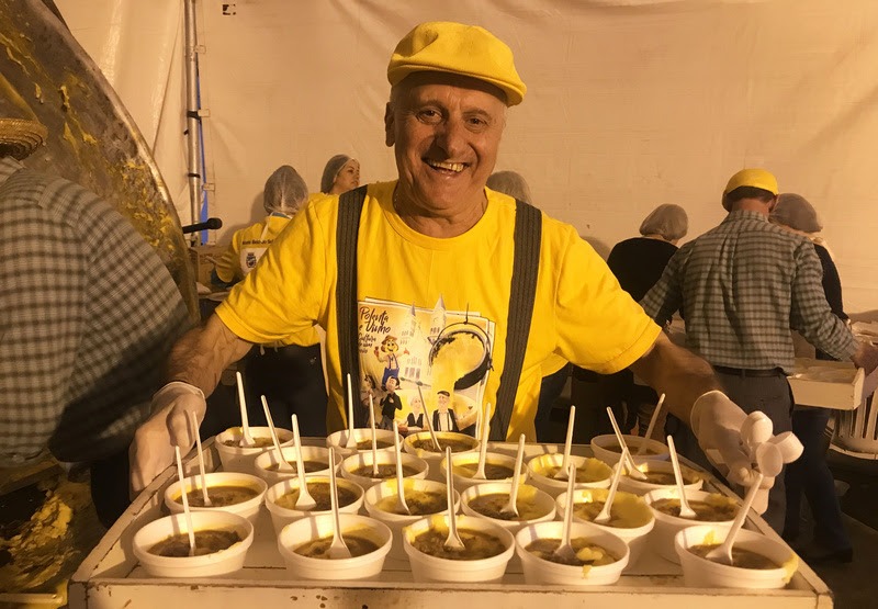 Polenta é distribuída gratuitamente aos visitantes. Crédito: Marlove Perin