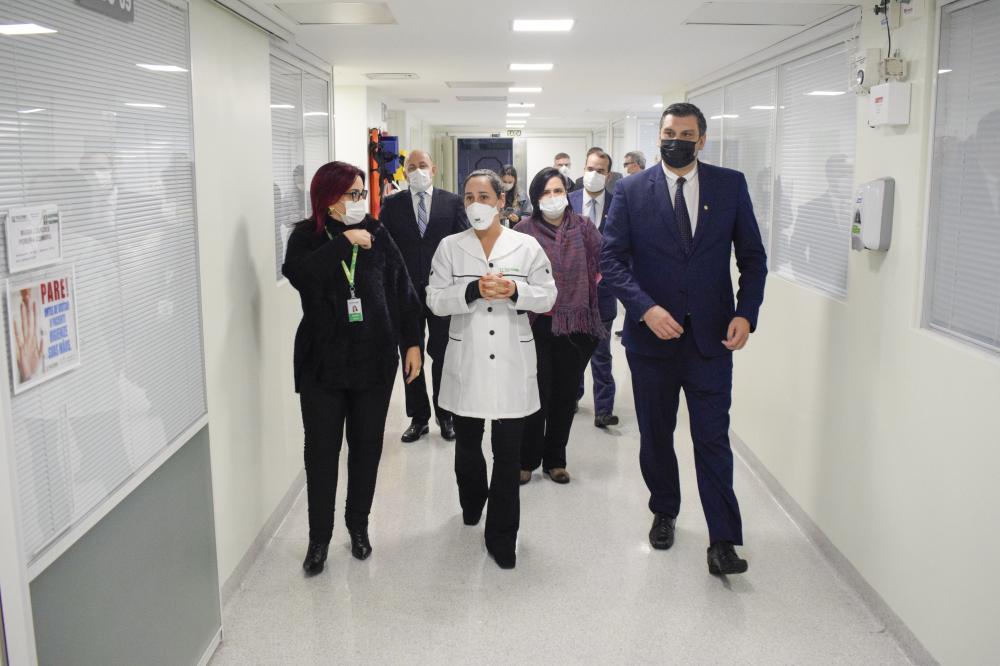 Após uma breve reunião, o grupo visitou in loco algumas instalações do Hospital Tacchini. Crédito: CREMERS