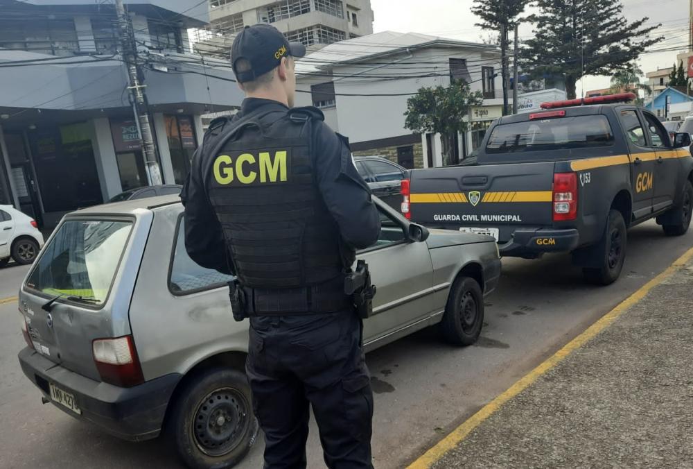 Guardas da GCM de Bento apreendem veículo com mais de R$ 14 mil em multas