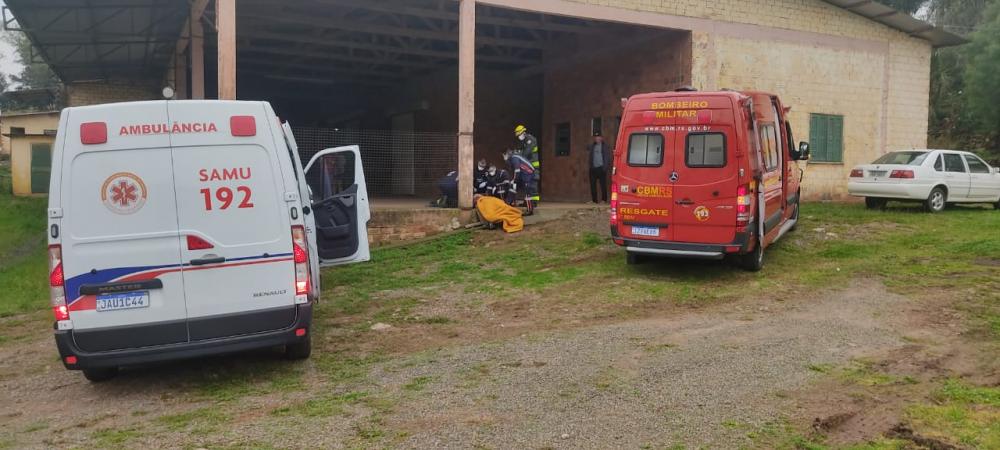 Corpo de Bombeiros e socorristas do SAMU atenderam a ocorrência na VRS 855 - Fotos: Corpo de Bombeiros