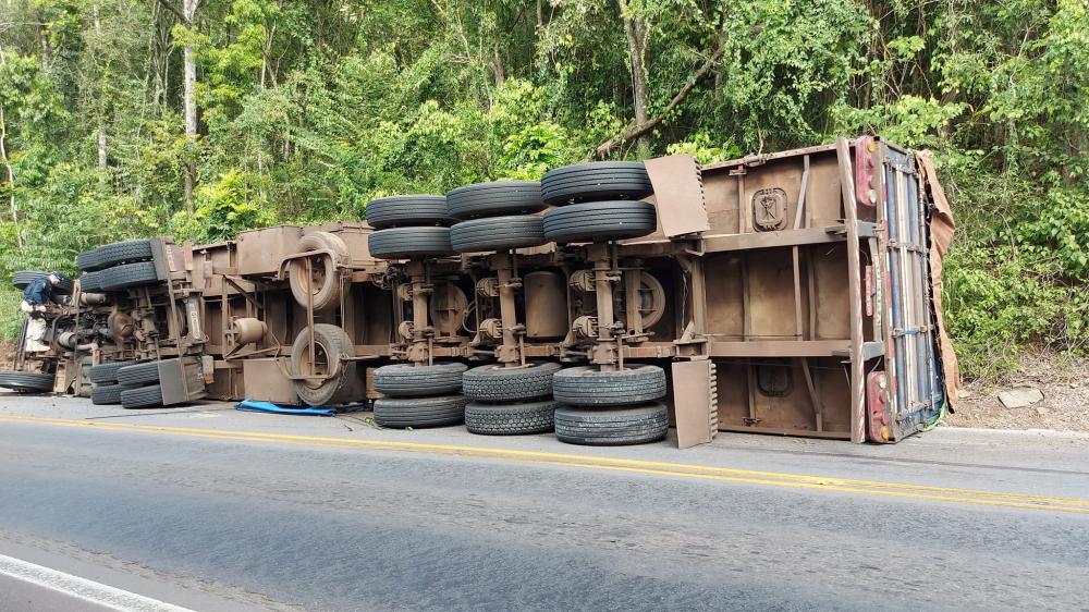Não há previsão para remoção da carreta. Crédito: Rádio Difusora