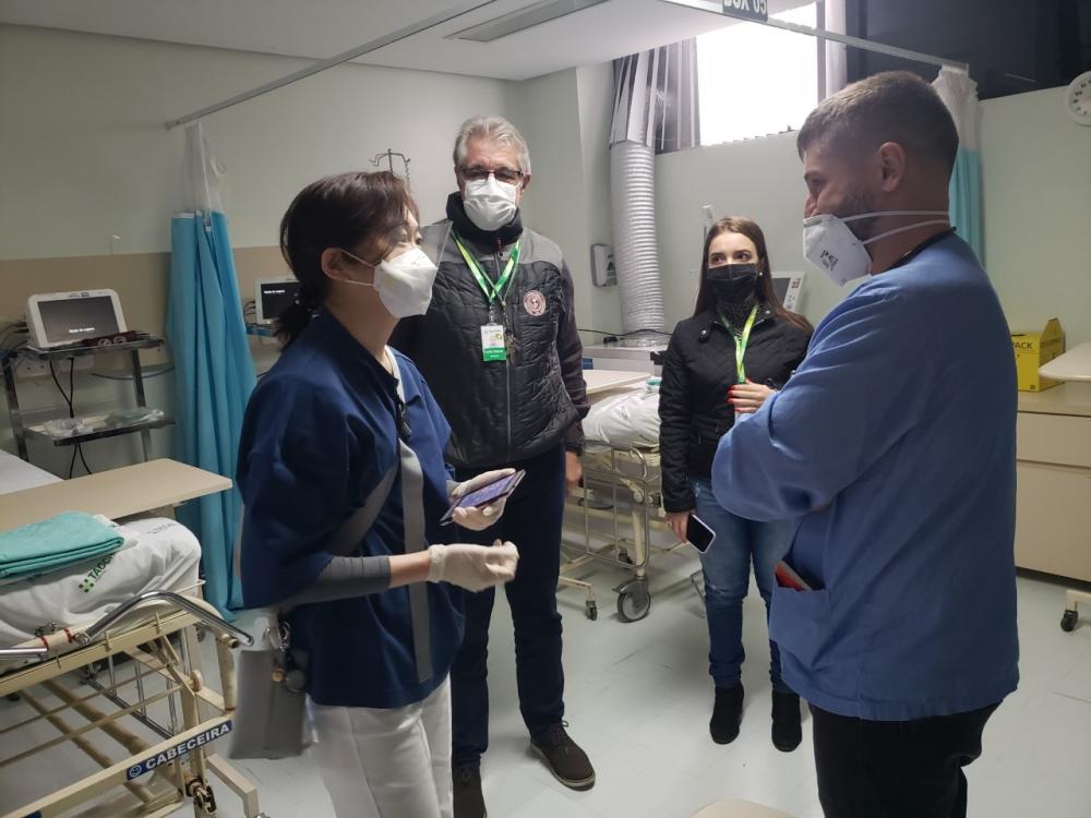 A médica Michiyo Yakushiji foi recebida pelo dr. Luis César Souto de Moura, Victória Longhi (colaboradora que acompanhou a delegação como tradutora) e dr. Luis Henrique Fornari. Crédito: Alexandre Brusa/Tacchini