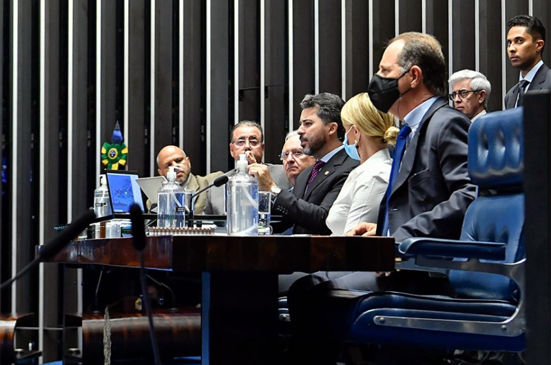 O senador Marcos Rogério, relator do projeto, discute a matéria com especialistas durante a sessão temática promovida nesta segunda-feira