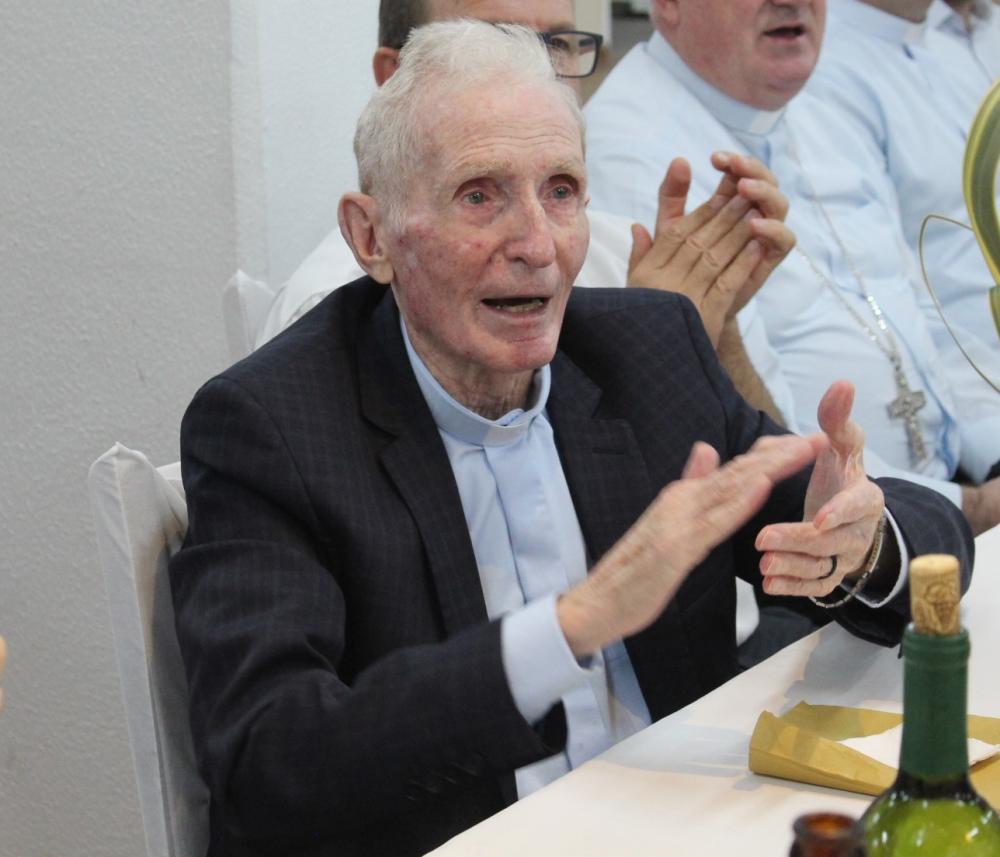 Padre Júlio estava muito feliz durante a celebração de seus 90 anos de vida - Fotos: Felipe Padilha