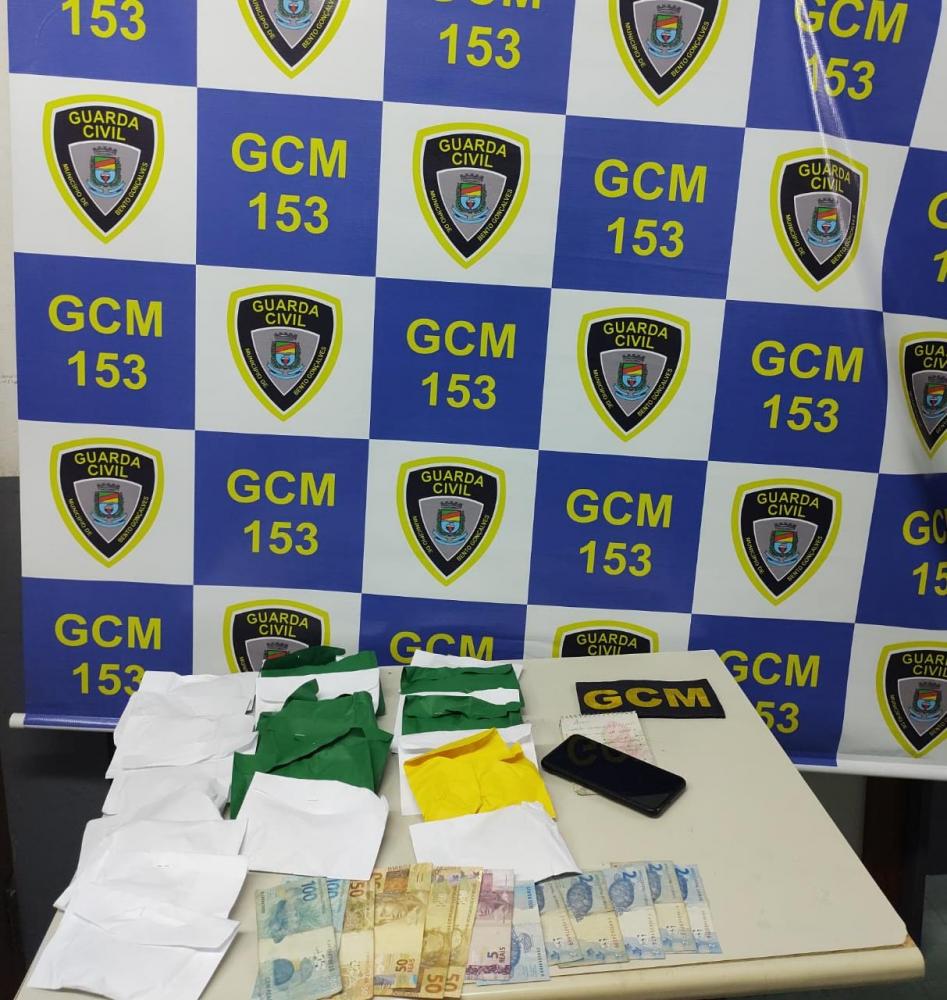 Foram encontrados 21 envelopes com mais de um quilo de substâncias com características análogas a da maconha, e mais um envelope com 15 porções de substância com características de cocaína.