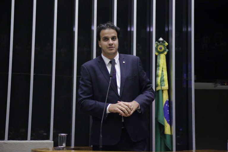 O relator da proposta, deputado Lucas Gonzalez - (Foto: Paulo Sergio/Câmara dos Deputados)