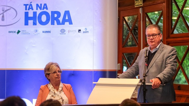 Ranolfo ao lado da prefeita de Santa Cruz do Sul, Helena Hermany, em palestra organizada pela ACI do município - Foto: Gustavo Mansur / Palácio Piratini