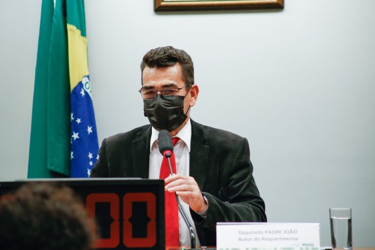 Padre João destacou os elevados custos de produção com o uso de agrotóxicos - (Foto: Elaine Menke/Câmara dos Deputados)