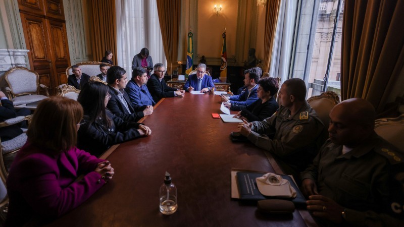 Também participaram da reunião secretários de Estado e integrantes das forças de segurança - Foto: Felipe Dalla Valle / Palácio Piratini