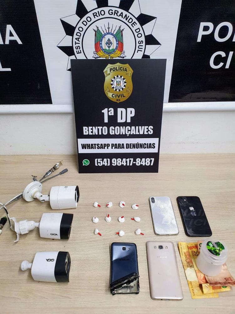 Policiais civis já vinham investigando a movimentação de tráfico de drogas feita pelo casal no local do flagrante - Fotos: Polícia Civil