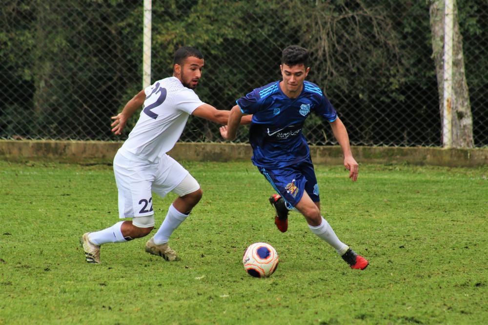 Seleção do Uzbequistão realiza amistoso contra a equipe amadora da Paulina, em Bento