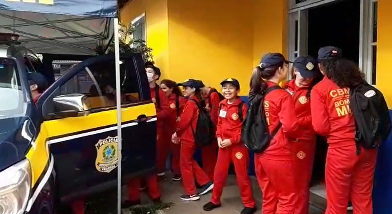 Bombeiros Mirins conheceram a estrutura da PRF e tiveram palestras com os agentes - Fotos: PRF