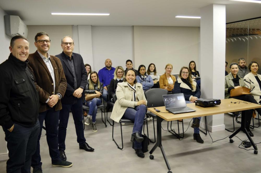 Presidente da CDL-BG, Marcos Carbone, vice-reitor da UCS em Bento, Fabiano Larentis, e Adriano Santolin, na palestra Excelência em Vendas. Crédito: Silvestre Santos/Exata Comunicação