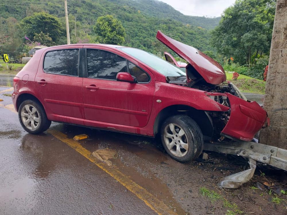 Mulher fica ferida em acidente na ERS 431 em Bento Gonçalves