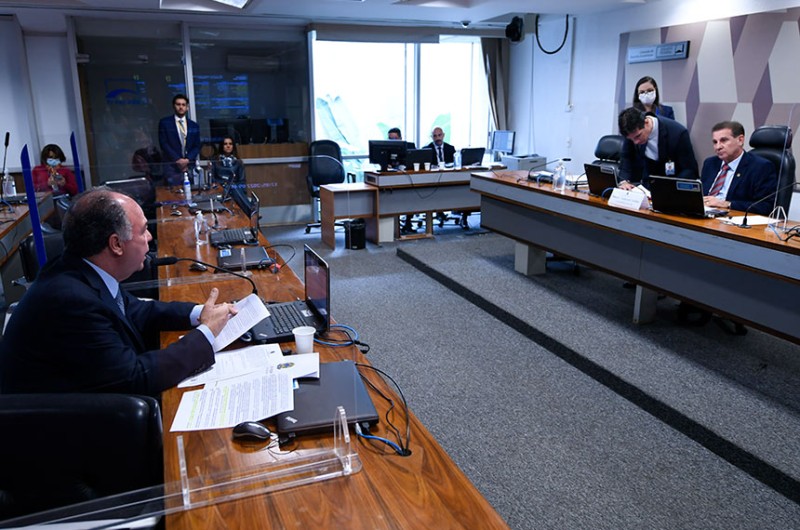 Os senadores Fernando Bezerra Coelho (à esq.) e Vanderlan Cardoso (à dir.), que presidiu a reunião da CAE nesta terça - Edilson Rodrigues/Agência Senado