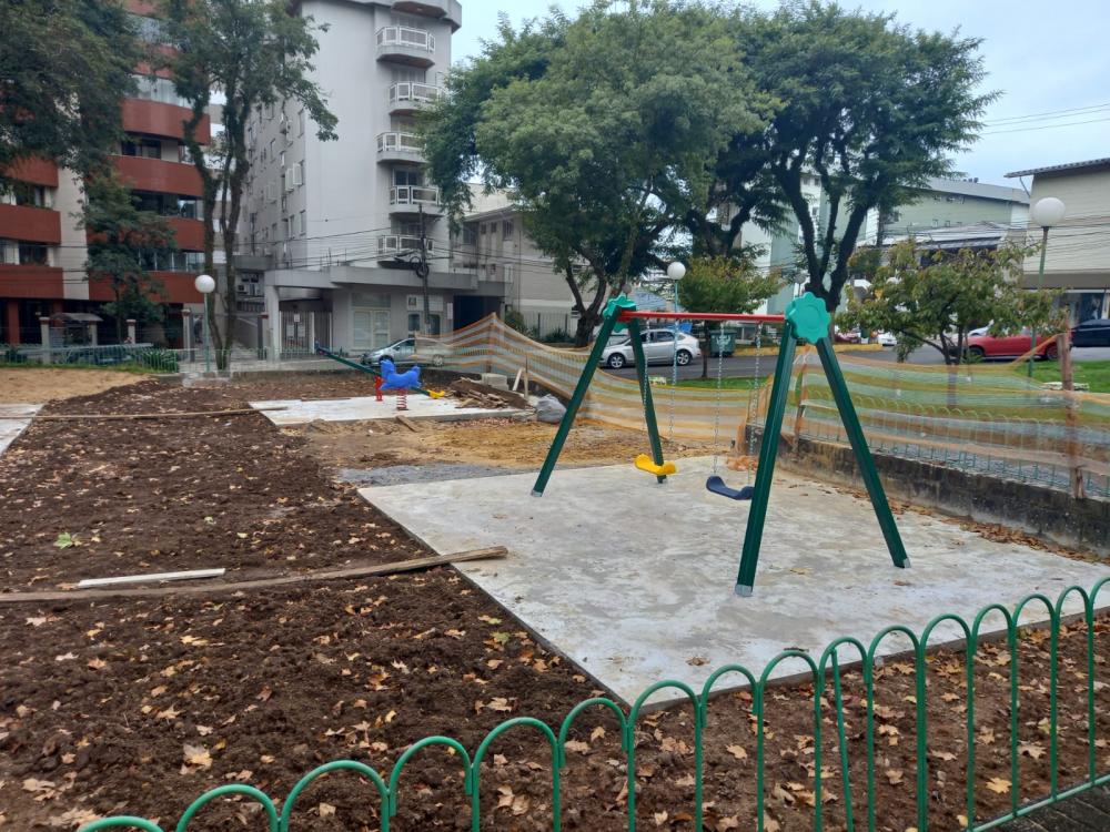 Obras na praça Vico Barbieri não têm data para conclusão