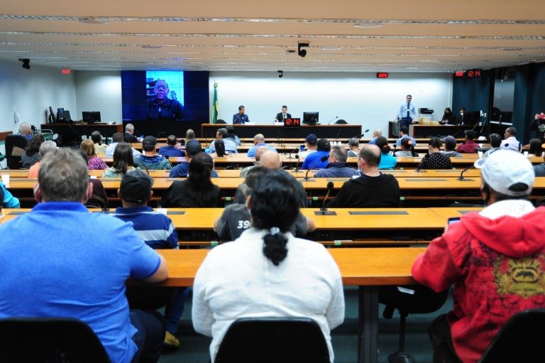 Representantes de pescadores acompanham o debate na Câmara - (Foto: Billy Boss/Câmara dos Deputados)