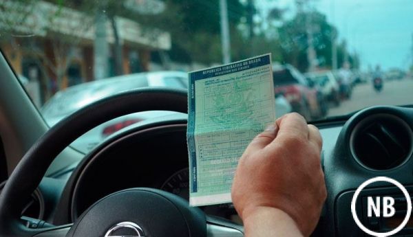 Quem pagou IPVA na última semana pode não receber documento