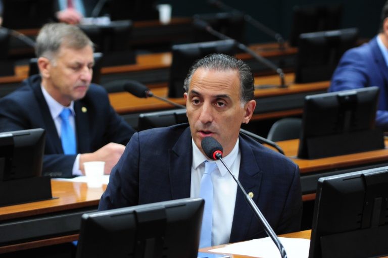 Deputado Eduardo Cury: proposta preserva o poder aquisitivo dos garçons - (Foto: Billy Boss/Câmara dos Deputados)