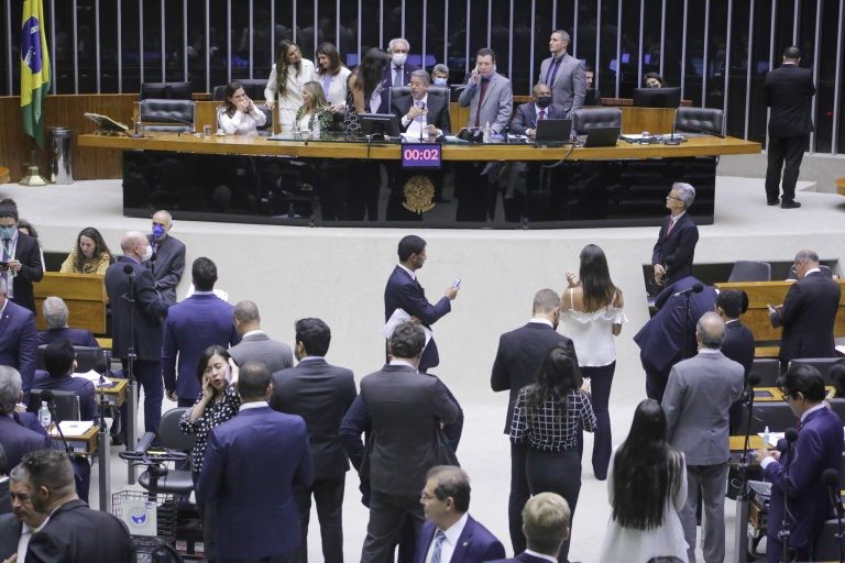 Aprovado texto-base de MP que permite renegociação de dívidas do Fies; acompanhe