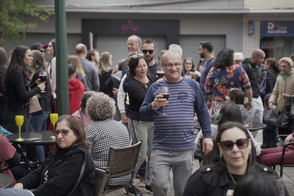 Milhares de pessoas são esperadas nos três dias de evento da Fenavinho na área central de Bento Gonçalves - Foto: Vagão Filmes