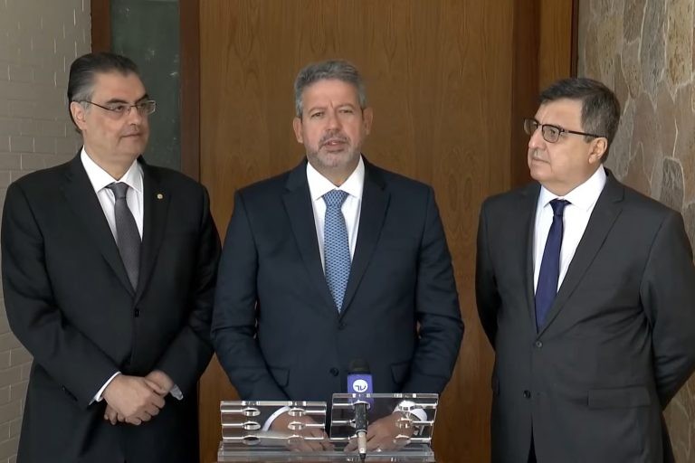 Presidente Arthur Lira (C) ao lado dos deputados Lafayette Andrade (E) Danilo Forte (D) - (Foto: Reprodução/YouTube)