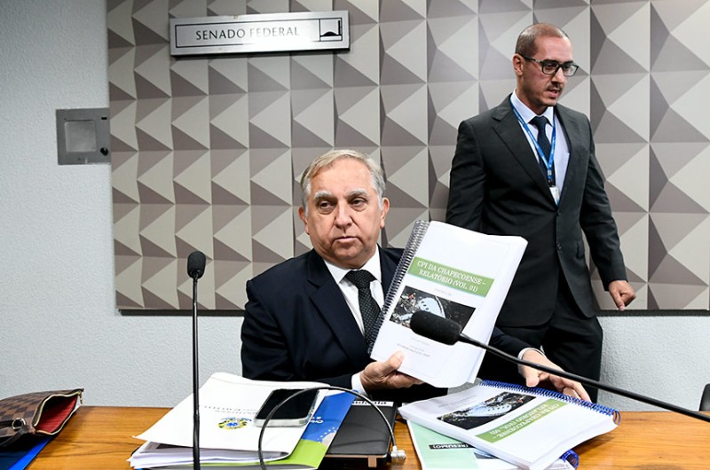 Izalci mostra o relatório final da CPI - Geraldo Magela/Agência Senado