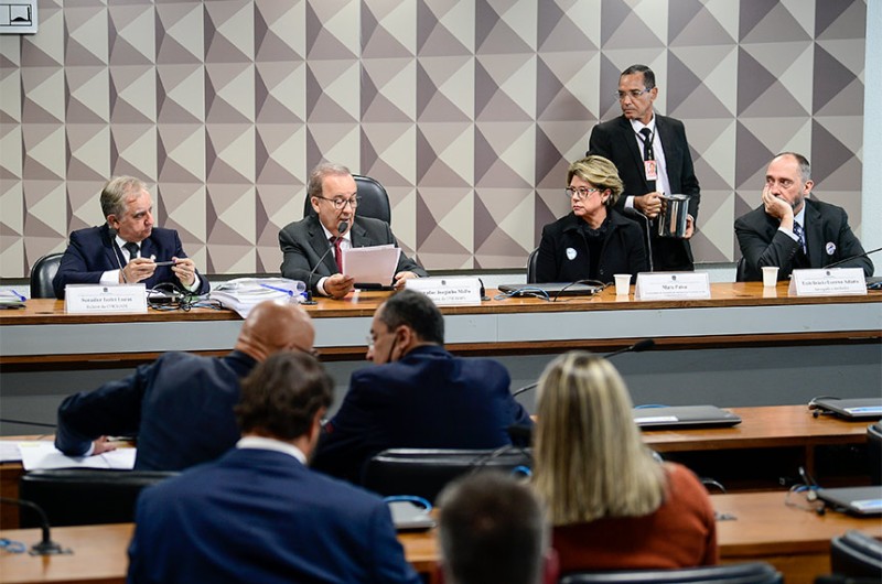 A senadora Leila Barros (PDT-DF) é contra o encerramento da CPI da Chapecoense sem solução para as indenizações. À direita, os senadores Jorge Kajuru (PODEMOS-GO), que pediu pressão da CEF sobre a corretora Tokio Marine, e Esperidião Amin (PP-SC) - Pedro
