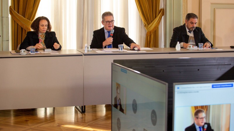 Governador Ranolfo e a presidente do TJRS, desembargadora Íris Helena, e o procurador-geral de Justiça, Marcelo Dornelles - Foto: Gustavo Mansur / Palácio Piratini