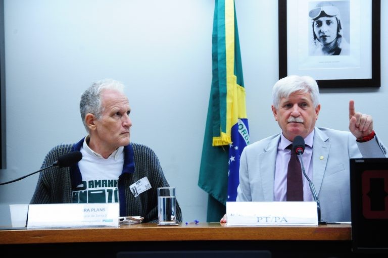 Padre Josep Plans (E), da CPT, e o deputado Airton Faleiro - (Foto: Billy Boss/Câmara dos Deputados)