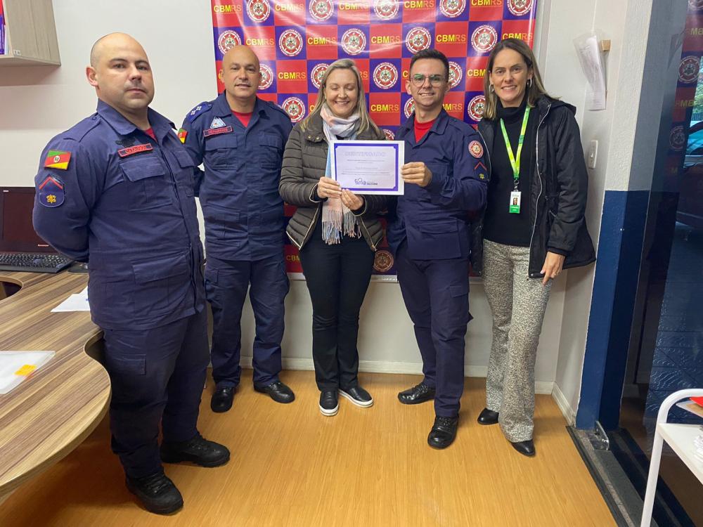 O Hospital Tacchini entregou aos bombeiros de Bento Gonçalves um simbólico certificado de reconhecimento pela atividade. Crédito: ACS/3ªCiaEsp. Bento Gonçalves.