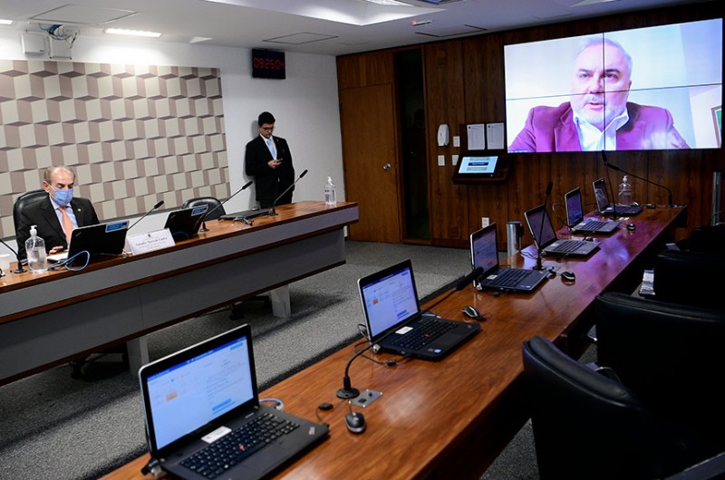 O presidente da Comissão de Educação, Marcelo Castro, e o relator de um dos projetos, Jean Paul Prates (no telão) - Pedro França/Agência Senado