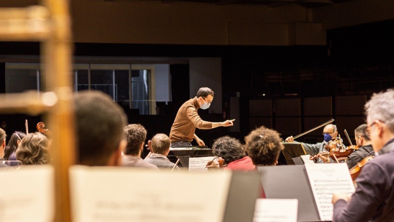 Maestro Salvador Va?zquez durante o ensaio para o concerto de sábado (21/5) - Foto: Vito?ria Proenc?a/Divulgação Ospa