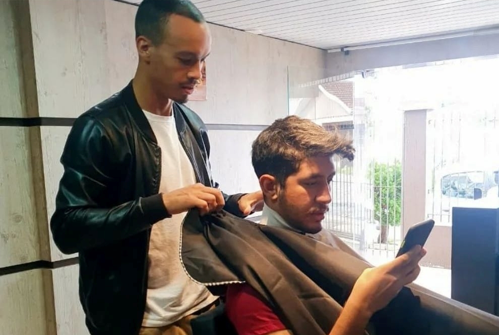 Barbearias promovem corte de cabelo gratuito em troca de um quilo de alimento