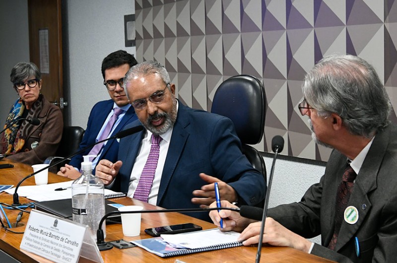 Paulo Paim (ao microfone) com convidados da audiência na CDH - Geraldo Magela/Agência Senado