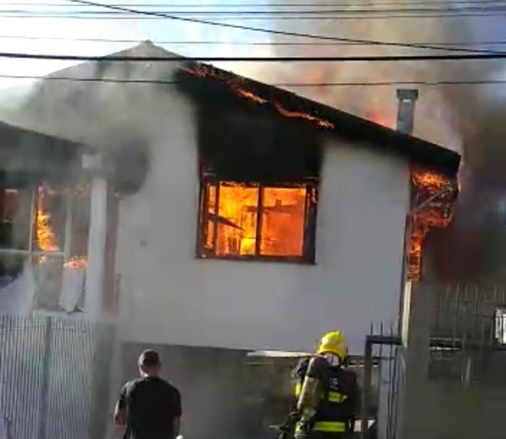 Incêndio destrói casa no bairro Borgo em Bento Gonçalves