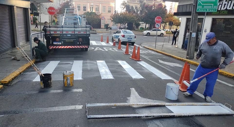 Depois de muitas reclamações, prefeitura de Bento desloca faixa de pedestres na Dr. Antunes